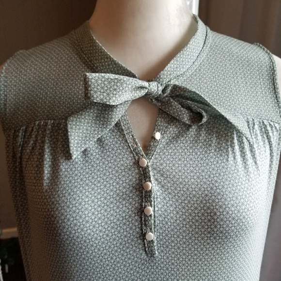 Dainty sleeveless loft blouse - Picture 5 of 7